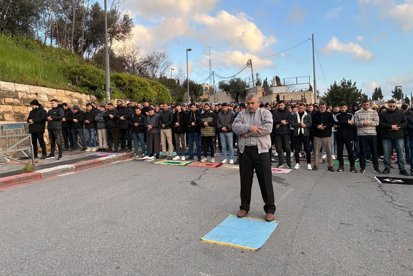 আল-আকসায় প্রবেশে বাধা, রাস্তায় ঈদের নামাজ আদায় ফিলিস্তিনিদের