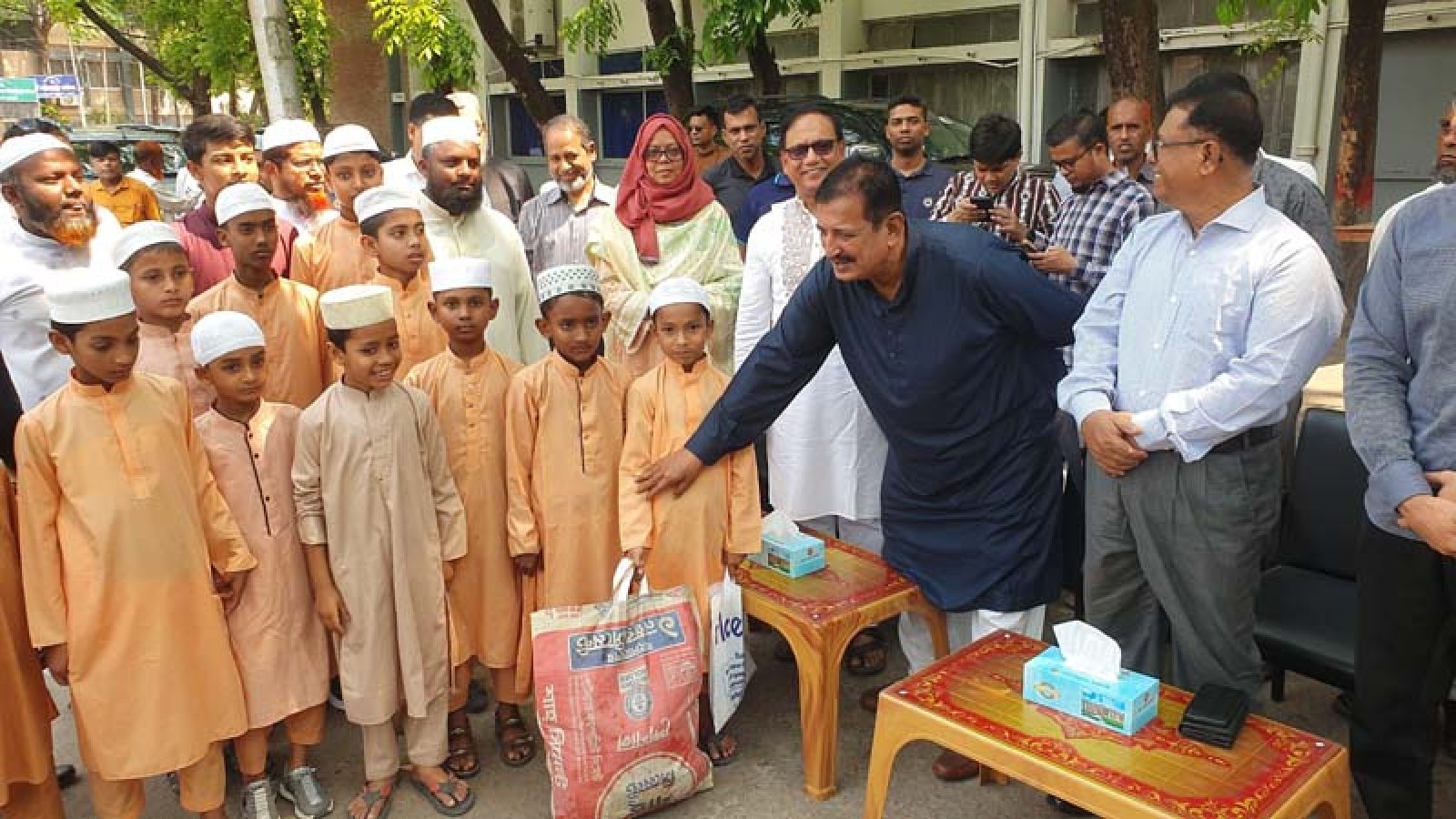 এতিমখানা ও মাদ্রাসার শিক্ষার্থীদের মাঝে মাছ বিতরণ করলেন ভূমিমন্ত্রী