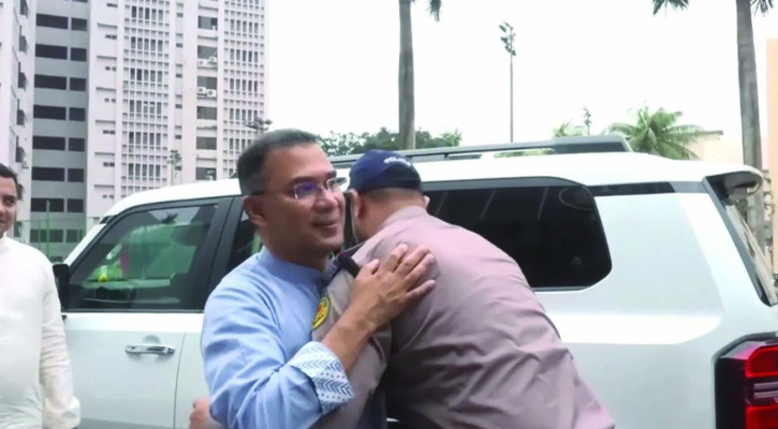 পুলিশ সার্জেন্টের সঙ্গে কোলাকুলি, প্রশংসায় ভাসছেন প্রধানমন্ত্রী