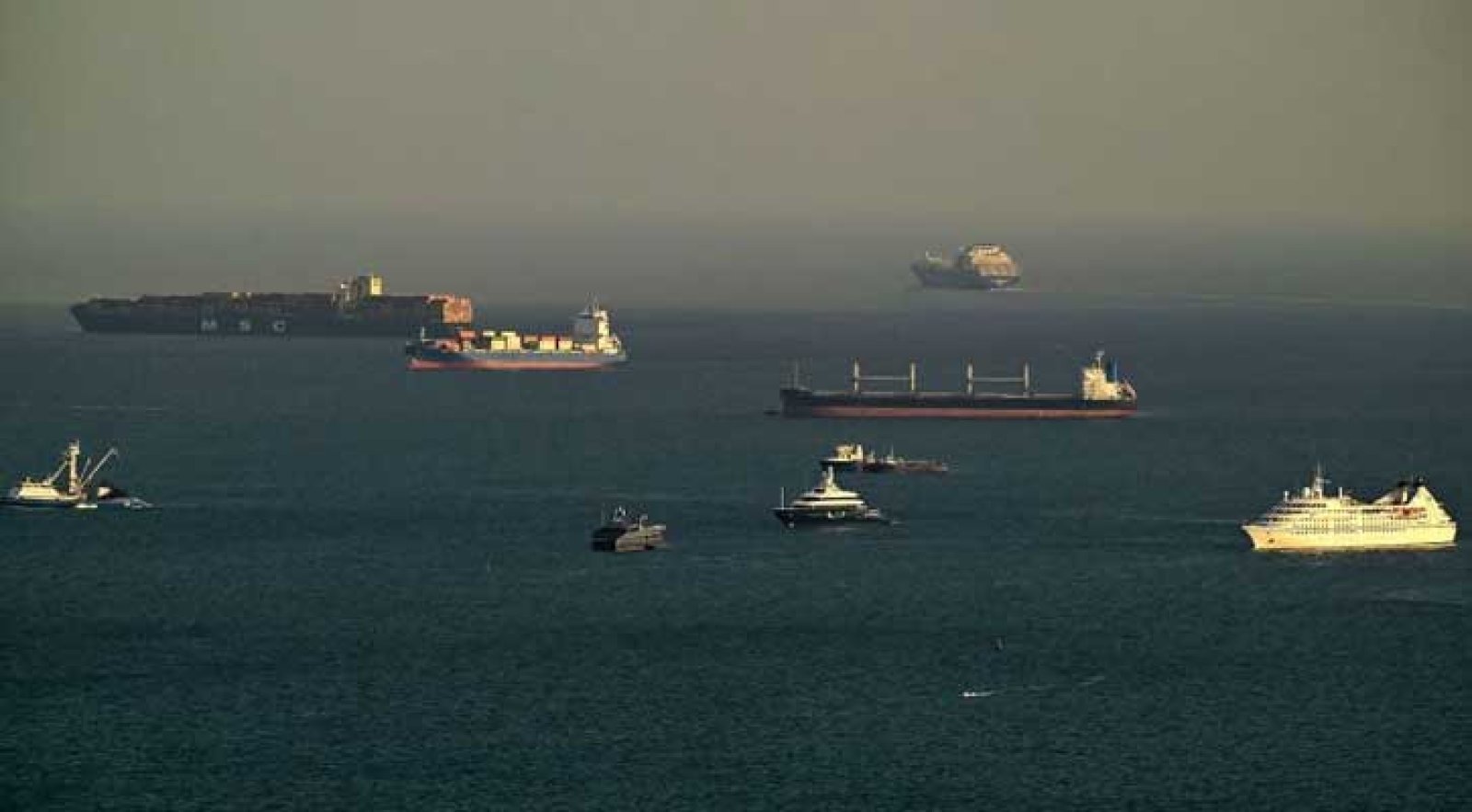 হরমুজ প্রণালী সম্পূর্ণ বন্ধ করে দেওয়ার হুঁশিয়ারি ইরানের