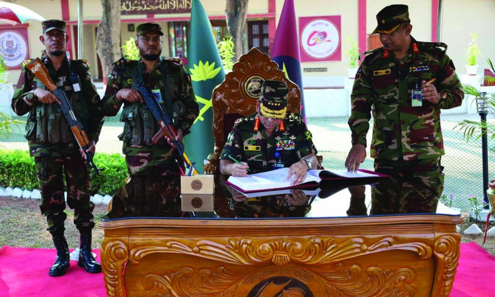 পার্বত্য চট্টগ্রামে সেনা ক্যাম্প পরিদর্শন করলেন সেনাপ্রধান