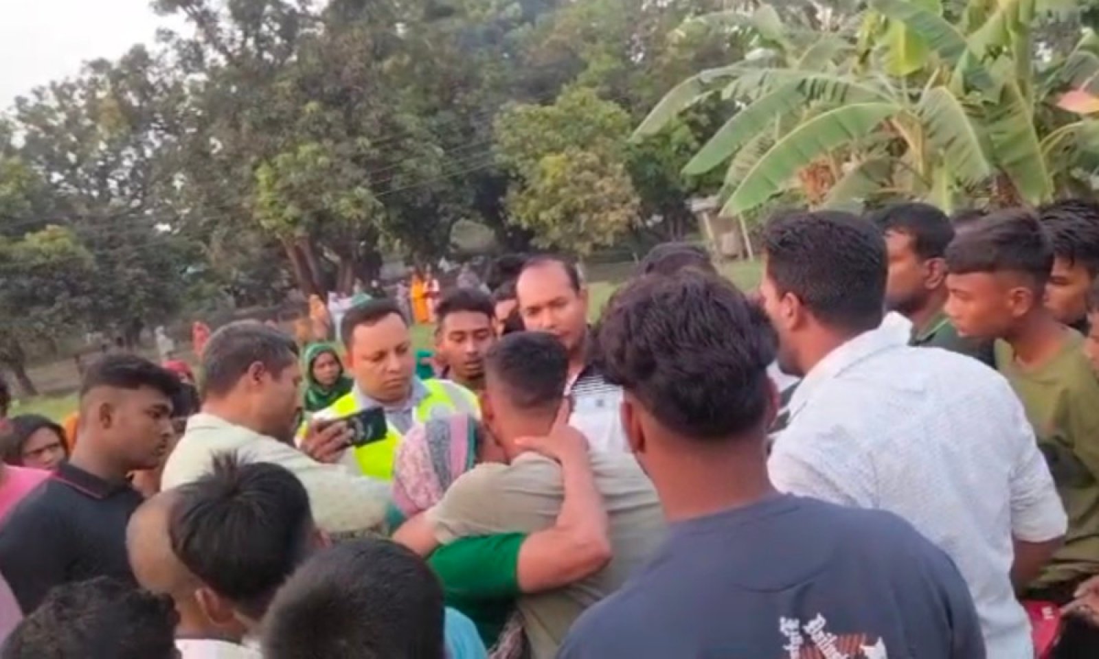 রাজশাহীতে হ্যান্ডকাপসহ আসামি ছিনতাই