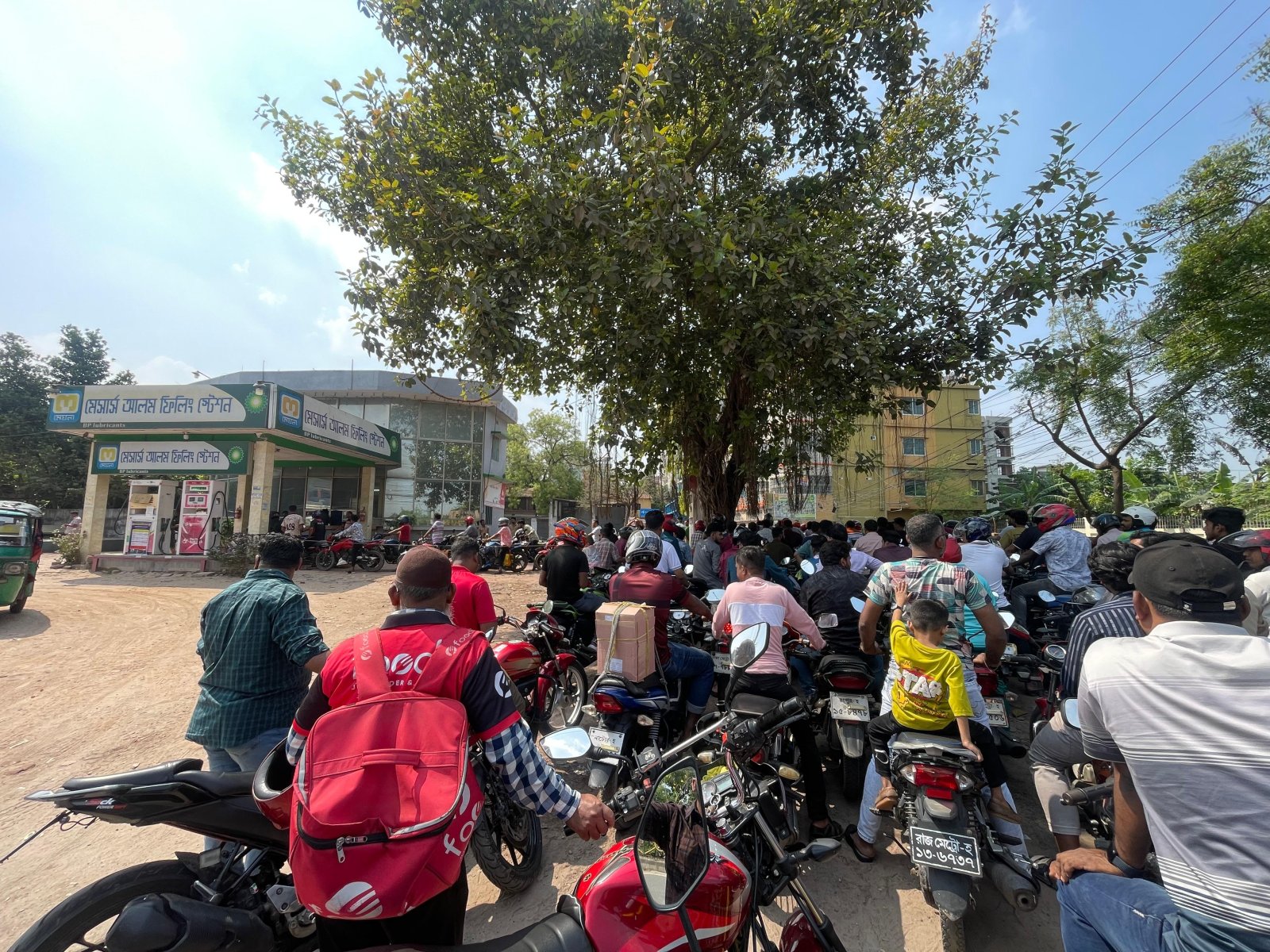 যে কোনো সময় বন্ধ হয়ে যেতে পারে সারাদেশের পেট্রোল পাম্প