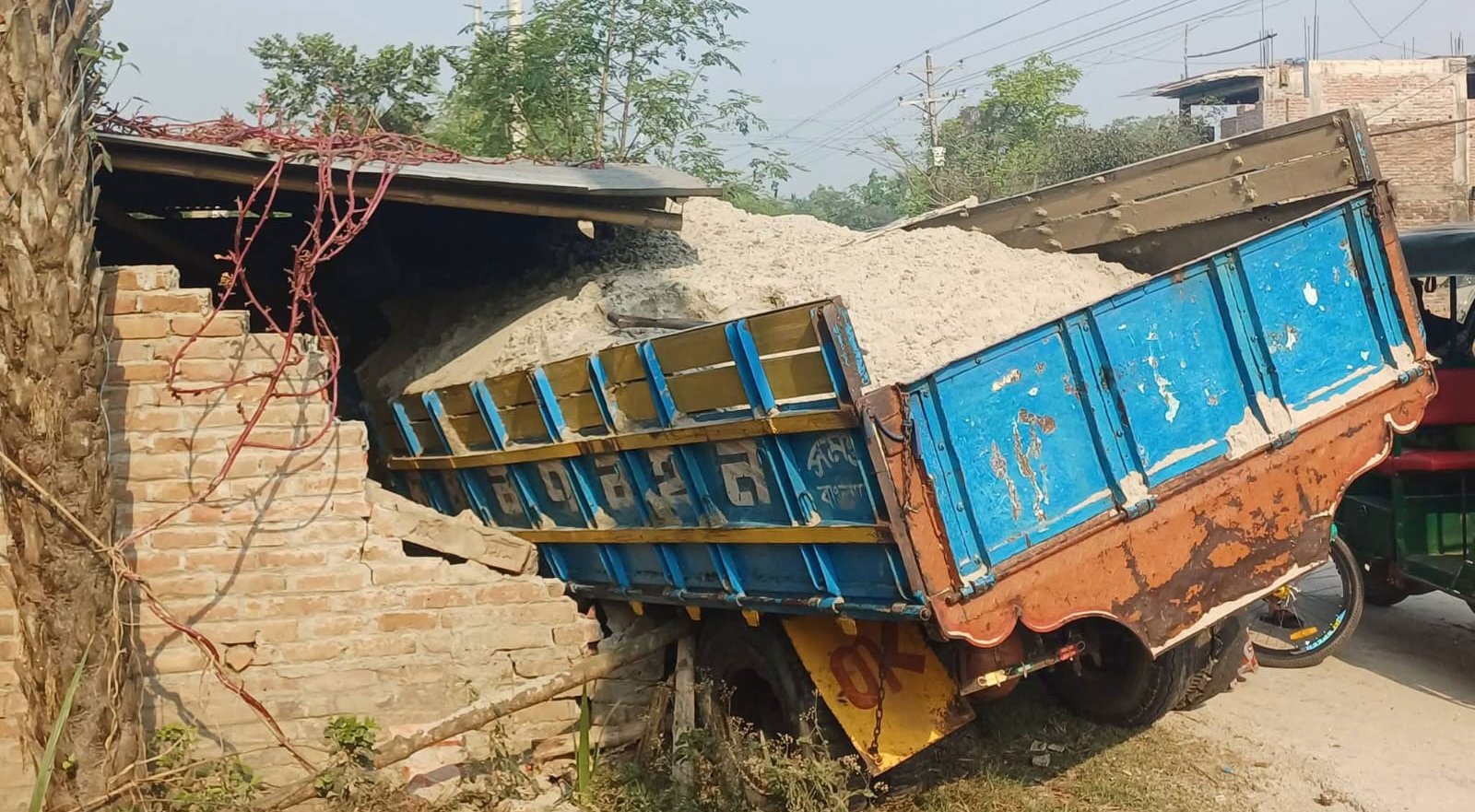 অটোরিকশাকে চাপা দিয়ে ঘরে ঢুকে পড়ল বালুবাহী ট্রাক, নিহত ৩
