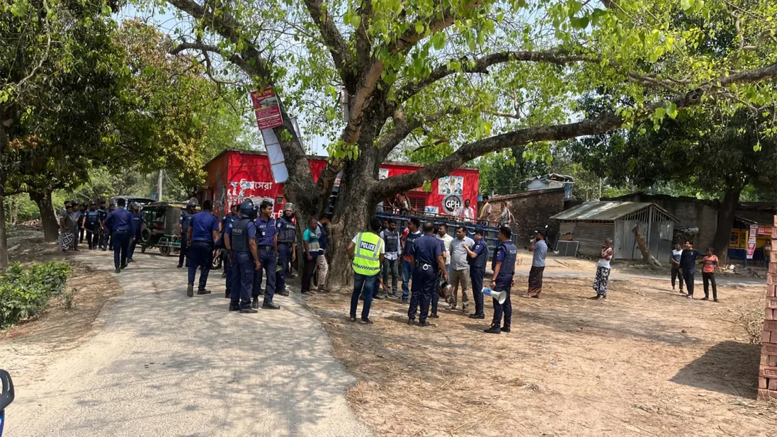 চাঁপাইনবাবগঞ্জে শালিস বৈঠকে উত্তেজনা, ককটেল বিস্ফোরণ