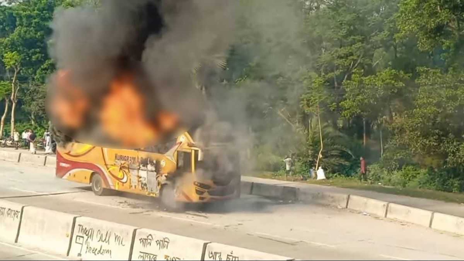 হঠাৎ চলন্ত বাসে আগুন!