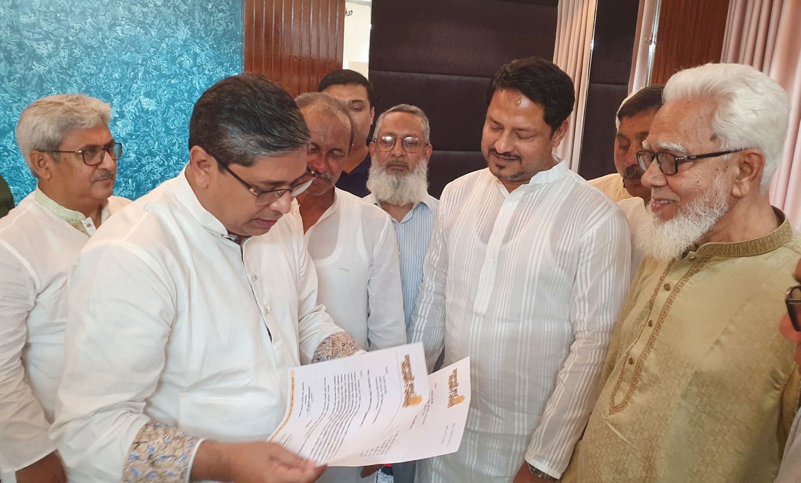 রাজশাহীর সার্বিক উন্নয়নের দাবিতে প্রতিমন্ত্রীর হাতে স্মারকলিপি প্রদান