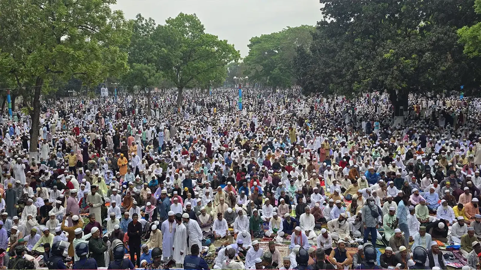 কানায় কানায় পূর্ণ ঐতিহাসিক শোলাকিয়া ঈদগাহ ময়দান