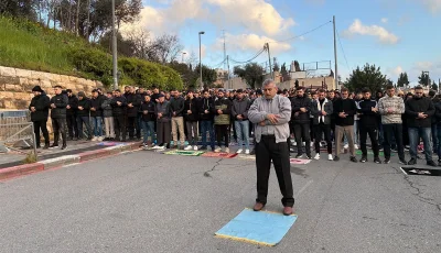 আল-আকসায় প্রবেশে বাধা, রাস্তায় ঈদের নামাজ আদায় ফিলিস্তিনিদের