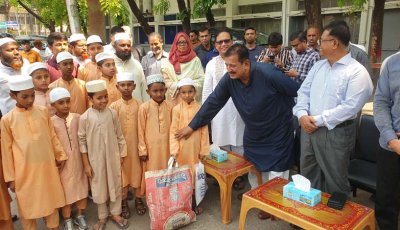 এতিমখানা ও মাদ্রাসার শিক্ষার্থীদের মাঝে মাছ বিতরণ করলেন ভূমিমন্ত্রী