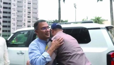 পুলিশ সার্জেন্টের সঙ্গে কোলাকুলি, প্রশংসায় ভাসছেন প্রধানমন্ত্রী