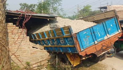 অটোরিকশাকে চাপা দিয়ে ঘরে ঢুকে পড়ল বালুবাহী ট্রাক, নিহত ৩