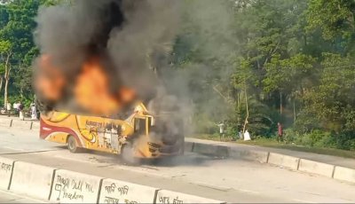 হঠাৎ চলন্ত বাসে আগুন!