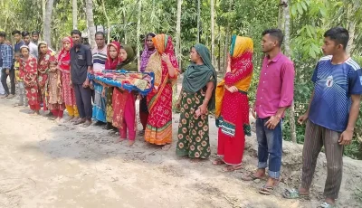 সন্তানের লাশ কোলে নিয়ে বিচার চাইলেন মা