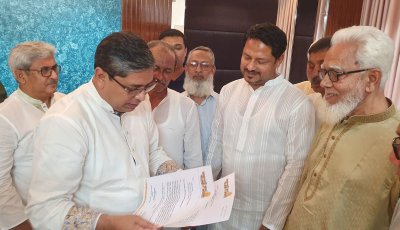 রাজশাহীর সার্বিক উন্নয়নের দাবিতে প্রতিমন্ত্রীর হাতে স্মারকলিপি প্রদান